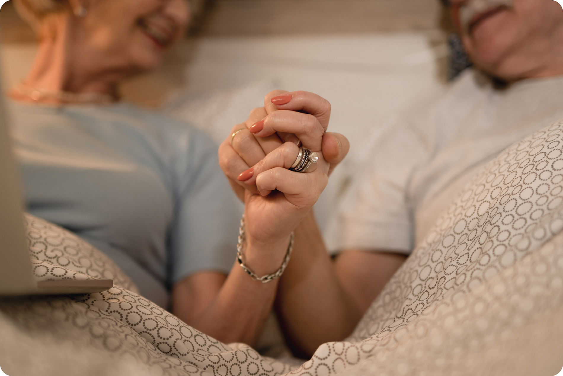 Как поменять памперс лежачему больному: правила смены подгузника у пациентов