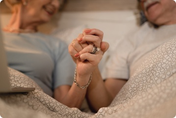 Как поменять памперс лежачему больному: правила смены подгузника у пациентов